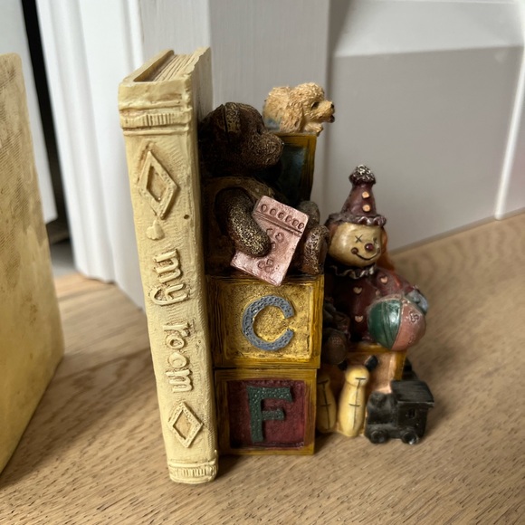 Whimsical Clown & Toy Block Bookend - Vintage-Inspired Figurine - Picture 5 of 7